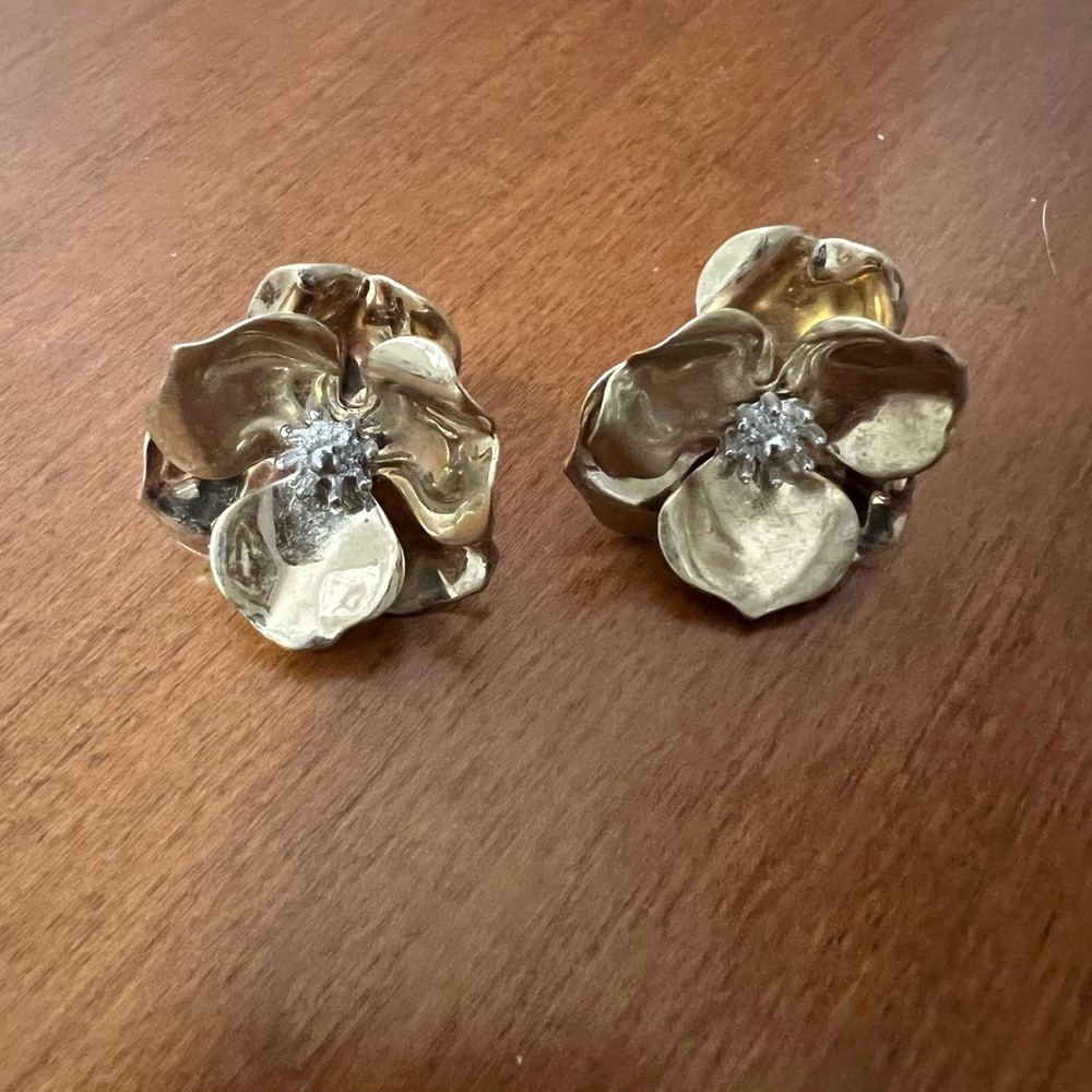 Gold tone flower earrings